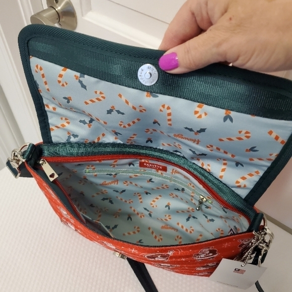 Harveys Seatbelt Medium Foldover Crossbody Santa 🎅 Bag! - Picture 7 of 13